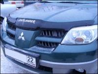 Дефлектор капота Mitsubishi Outlander (Митсубиши Аутлендер) (2001-2005) с надписью (темный)