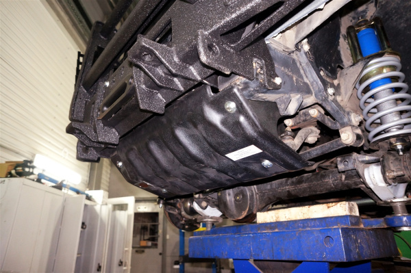 Фото Композитная защита рулевых тяг Land Rover Defender 90/110 (1998-)