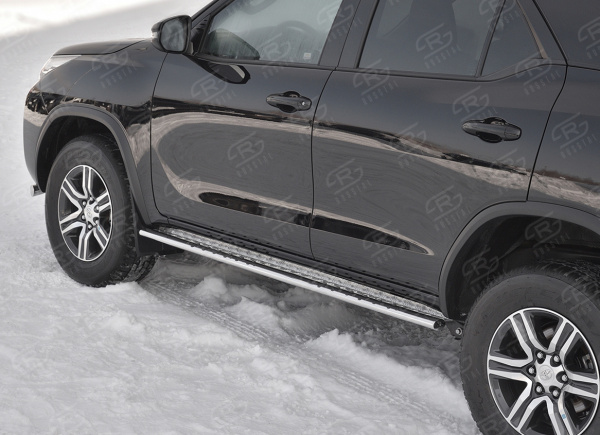 Фото Пороги труба 75х42 овал с проступью(лист алюм пыльник) TOYOTA FORTUNER 2017-