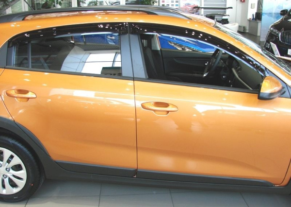 Фото Дефлекторы боковых окон Kia Rio X-Line (2017-) Хэтчбек (4шт.) (темн.)
