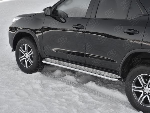 Фото Пороги труба d42 с листом (лист алюм, проф. нерж) (вариант 1) TOYOTA FORTUNER 2017-