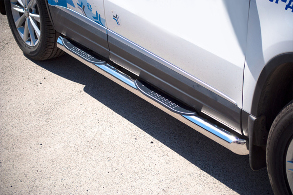 Фото Пороги труба d76 с накладками (вариант 1) VOLKSWAGEN Tiguan Sport & Style 2011-2016