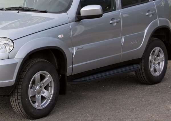 Фото Пороги алюминиевые Rival "Premium-Black" для Chevrolet Niva 2002-2009-