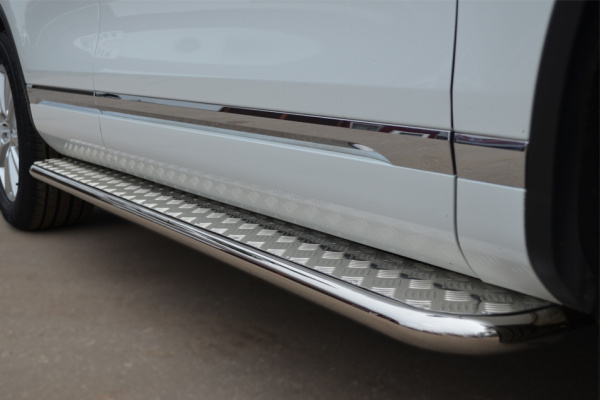 Фото Пороги труба d42 с листом (лист алюм,проф.нерж)(вариант 1) VOLKSWAGEN Touareg 2010-2013