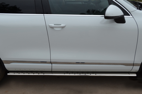 Фото Пороги труба 75х42 с проступью VOLKSWAGEN Touareg 2010-2013
