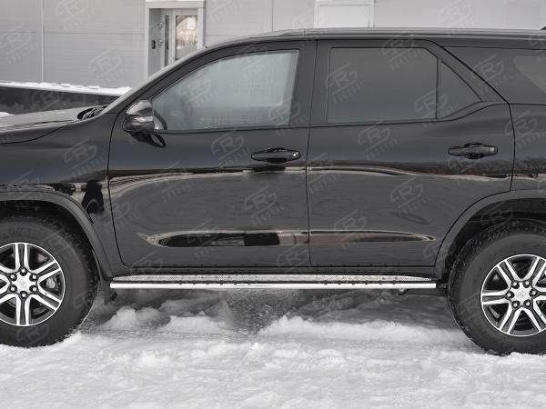 Фото Пороги труба 75х42 овал с проступью(лист алюм пыльник) TOYOTA FORTUNER 2017-