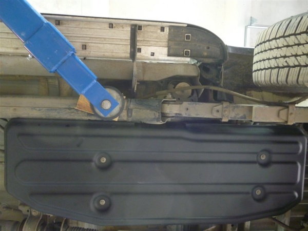 Фото Композитная защита топливного бака Toyota Hilux (2015-)