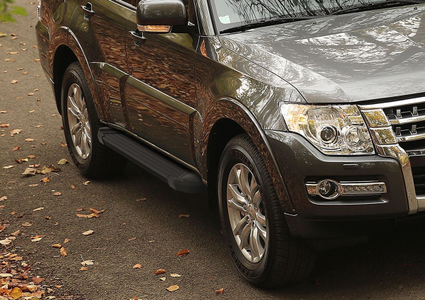 Фото Пороги алюминиевые Rival "Black" для Mitsubishi Pajero IV 2006-2011-2014-