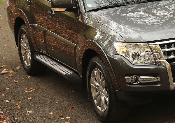 Фото Пороги алюминиевые Rival "Bmw-Style" для Mitsubishi Pajero IV 2006-2011-2014-